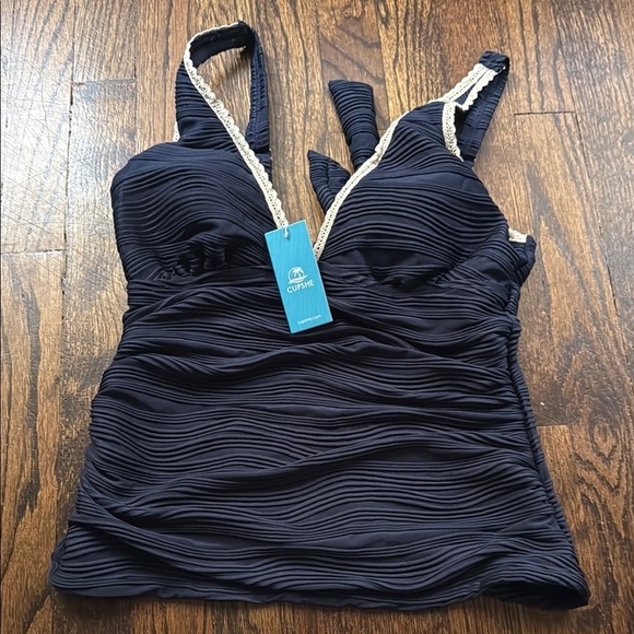 Cupshe Other - Cupshe Navy Textured Camisole with Cream Trim